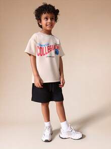 SUMWON Jungen College Champions Muster Kurzarm T-Shirt und Shorts Co-Ord Set mit Fußball Grafik, Sommer Lässig Outfit - Aprikosenfarben - Übersicht 1