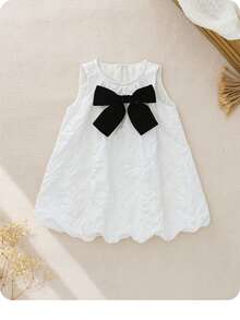 SHEIN Vestido de uma peça fofo para meninas bebê, com decote redondo e laço grande, apresentando elegância francesa e estilo de volta às aulas, perfeito para um visual de rua fashion. Conjunto combinando para mãe e filha. - Branco - Visão 4