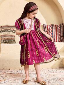 SHEIN 3 Stücke/Set: Klassisches, blumengesticktes, elegantes Vintage-Abaya-Kleid für den Alltag, ideal für junge Kleine Mädchen im Frühling/Sommer. Anmutiges Maxikleid mit langen Ärmeln, auch als Gebets-Abaya geeignet. Bequem und lässig, perfekt für Urlaubsfeeling. Auch als Kaftan, Jalabiya-Mantel, Kleid oder Tasche erhältlich. - Pink - Übersicht 4