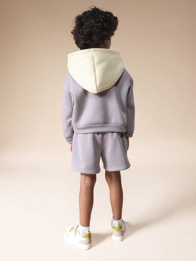 Conjunto de sudadera con capucha y pantalones cortos con bloques de color