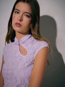 Nöista 这款秋季上衣以新款中式旗袍为灵感，呈现清新甜美的风格，修身剪裁更添优雅气质。立领设计，饰以纽扣，凸显其传统韵味。 - 紫丁香色 - 查看 2