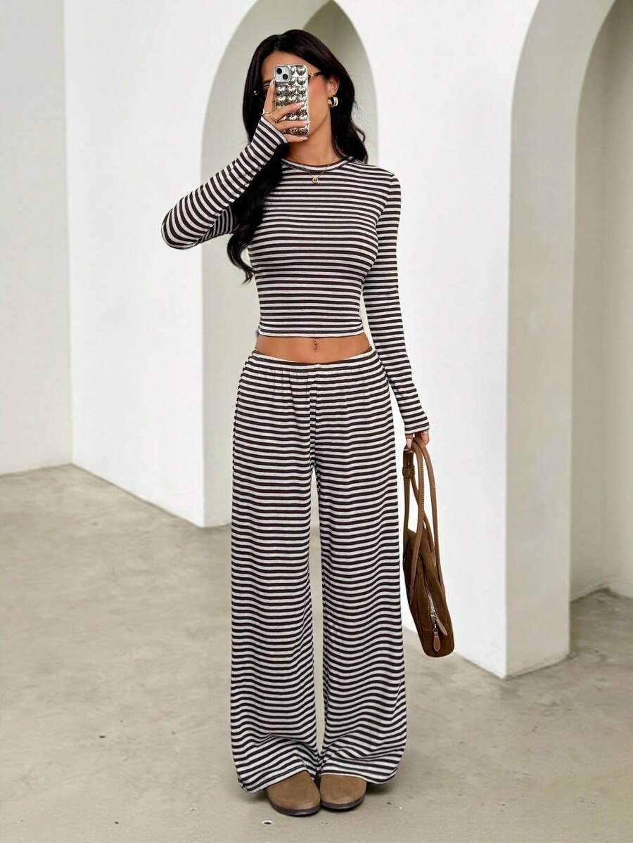 SHEIN PETITE 2 piezas Conjunto casual de mujer con blusa de manga acampanada deshilachada y falda con dobladillo plisado, conjunto de dos piezas de manga larga para primavera y verano, conjunto de dos piezas a rayas