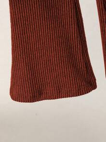 SHEIN Playful Pals 女童休闲T恤套装，不规则高领针织抓绒纯色长袖T恤上衣搭配米色休闲喇叭裤，两件套，适合春、秋、冬、开学季穿着，优雅淑女风，日常、上学、旅行、聚会皆宜。 - 棕色 - 查看 7