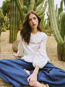 Nöista 浪漫长袖衬衫，饰有蕾丝边和荷叶边下摆。轻盈的纹理面料，泡泡袖设计，圆领，并点缀着精致的钩针细节。尽显女性柔美、优雅和透气，是春季穿搭、春日造型、休闲时尚风格、日间活动或柔和波西米亚风衣橱的完美之选。 - 白色 - 查看 4