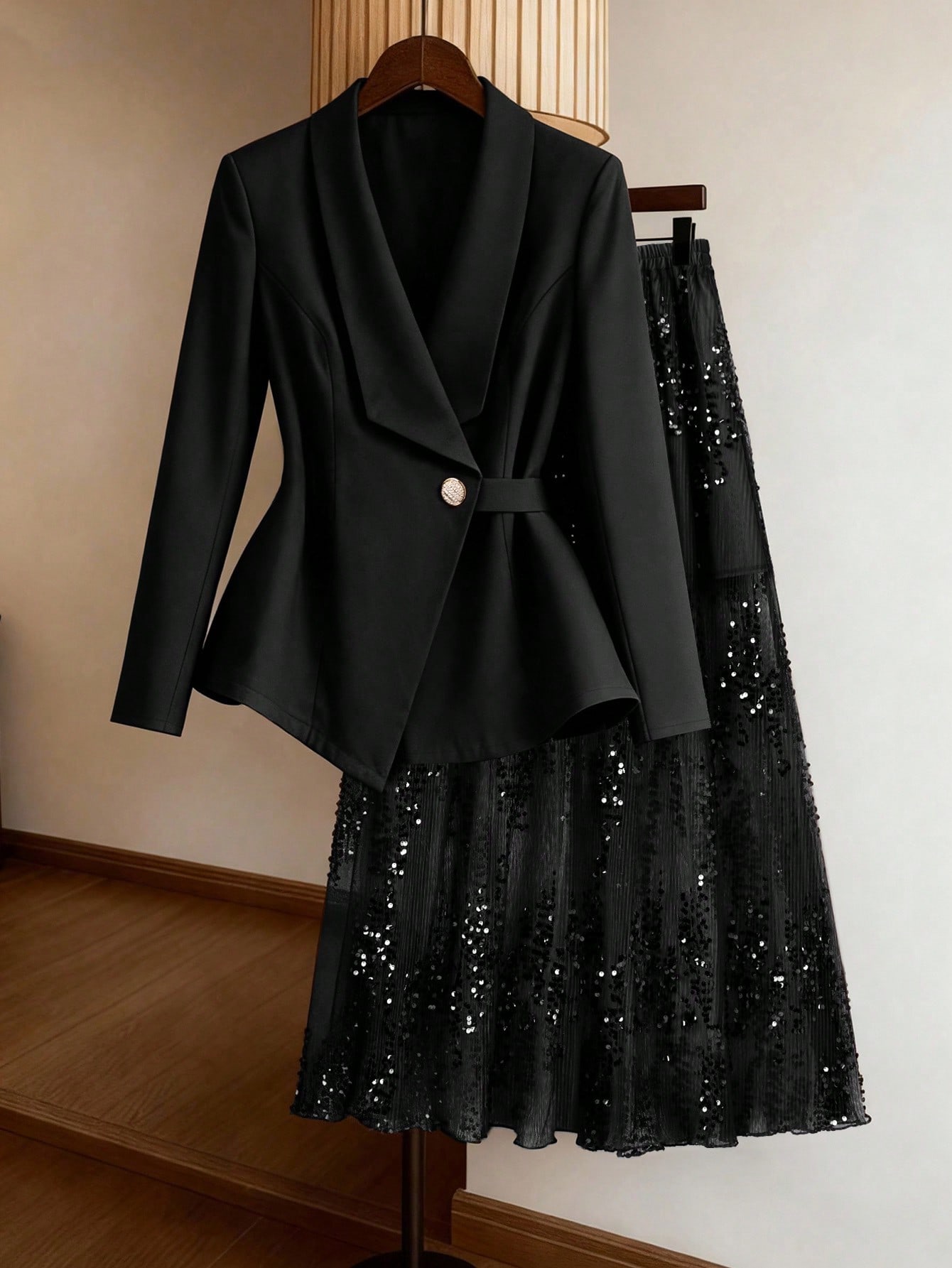 GlowEve CURVE مجموعة بدلة وتنورة مطوية مرصعة بالتر...