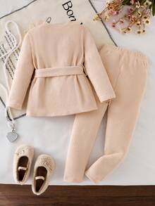 两件套女童罗纹长袖V领T恤配3D珍珠花朵和裤子套装，优雅初秋时尚童装 - 杏色 - 查看 2