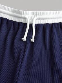 SHEIN Girlism 儿童夏季套装，柔软舒适的少女罗纹针织撞色休闲修身T恤搭配宽松腰带口袋裤套装，运动街头风休闲套装，适合春夏穿着，可用于学校、足球、户外活动等场合。这款套装包含女童裤装和上衣，是休闲女孩的理想之选。 - 藍白色 - 查看 4