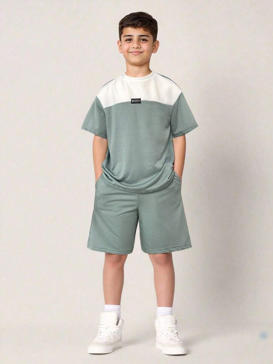两件套男童休闲撞色圆领短袖T恤短裤套装,适合通勤、上学、日常休闲穿着、运动、春夏穿着。 - 薄荷綠 - 查看 1