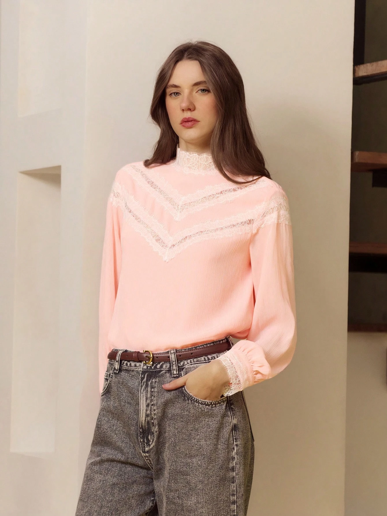 Rosa Chiffon Bluse mit cremefarbener Spitze mit Wimperndetails, romantisch-bohemian