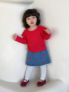 SHEIN Questo set da bambina a due pezzi presenta una maglietta rossa a maniche lunghe con collo tondo e una minigonna di jeans con ricamo di ciliegie, adatto per la primavera e l'autunno. È adatto per indossare a scuola, matrimoni, uso casual a casa e per partecipare a feste e eventi festivi. - Rosso - Visualizzare 1