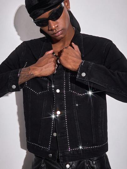 جاكيت جينز سوداء طويلة الأكمام بأزرار فردية مزينة بالراين