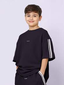 SUMWON Bộ đồ thể thao mùa hè năng động dành cho bé trai gồm áo thun cổ tròn và quần short, phối cùng sọc tương phản bên hông. - Màu tím - Xem 3