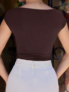 Andrea Bello Camiseta de mujer de manga corta con cuello asimétrico, unicolor, estilo preppy - Marrón Chocolate - Ver 2