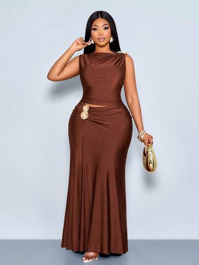 SOLERSUN Plus size damesmode voor de vroege lente en zomer: elegant en sexy mouwloos vestje in korte stijl, met een smalle ronde hals, metalen schouderversiering, geplooide slim fit, bruine glanzende gebreide stof en bijpassende korte rok. Geschikt voor dansavonden, feesten, vakanties, dates, winkelen, muziekfestivals, bruiloften en als gast.