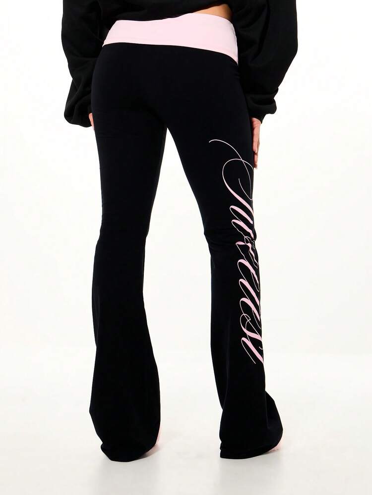 SUMWON WOMEN 핑크색 허리밴드와 필기체 디테일이 있는 나팔바지