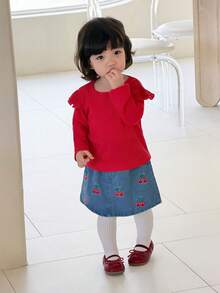 SHEIN Questo set da bambina a due pezzi presenta una maglietta rossa a maniche lunghe con collo tondo e una minigonna di jeans con ricamo di ciliegie, adatto per la primavera e l'autunno. È adatto per indossare a scuola, matrimoni, uso casual a casa e per partecipare a feste e eventi festivi. - Rosso - Visualizzare 3