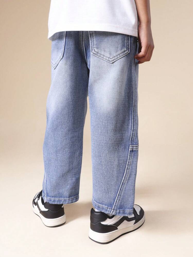 Jeans in denim con cuciture dettagliate