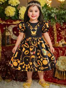 SHEIN Vestido elegante e sofisticado para bebê menina com estampa gráfica preta e mangas curtas, vestido formal com estampa floral patchwork, mangas compridas, estilo árabe casual, para bebês meninas na primavera/verão, ideal para férias em família / Jalabiya para bebê menina. Vestido vintage vermelho com estampa floral miúda de rosas, mangas curtas e corte em A, com detalhes dourados, vestido com estampa floral miúda, para combinar com mãe, filha e irmãs. - Multicolorido - Ver 11