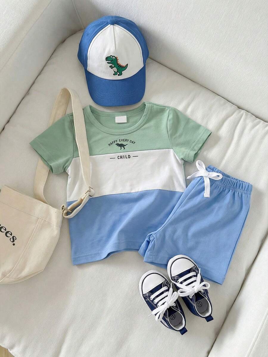 SHEIN Playful Pals 2 pièces/Set Bébé et Tout-Petit Unisexe 0-3 ans T-shirt à manches courtes à col rond avec imprimé blocs de couleurs, lettres et dinosaures, et short à taille élastique. Ensemble adapté pour le port décontracté quotidien des enfants, tenues de bébé garçon, vêtements d'été pour bébé - Multicolore - Voir 1