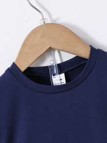 SHEIN 2 Pieces Unisex Newborn Neutral Set. It's A Set With A Brown Top And Apricot Shorts, Decorated With Letter Patches. Suitable For Summer, This Sportswear Is Perfect For Vacations, Parties, Outings, And As A Versatile Basic For School In Summer.Outfit Toddler Infant Outfits Unisex Summer. - Navy Blue - View 3