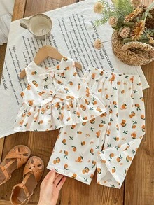 这款两件套可爱女婴服装，包括一件圆领无袖上衣（背面饰有大蝴蝶结）和一条宽松休闲裤，采用编织花卉柠檬图案，适合生日派对、聚会、表演、婚礼、洗礼、学校典礼、学校活动、郊游以及春夏季节穿着。 - 卡其色 - 查看 3