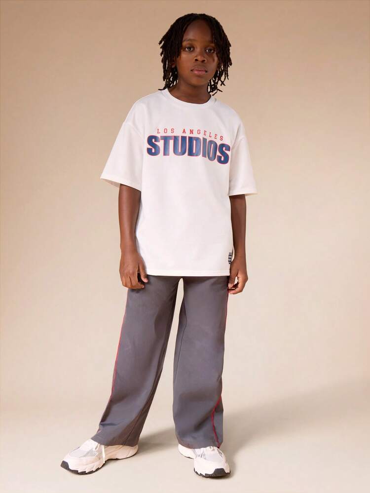 Conjunto de camiseta oversized e calça de moletom com estampa.