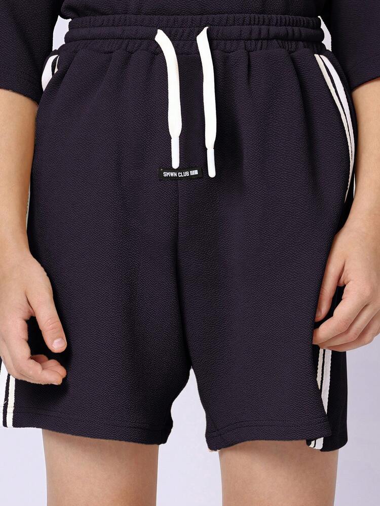 Conjunto de camiseta y pantalón corto texturizado con rayas en contraste