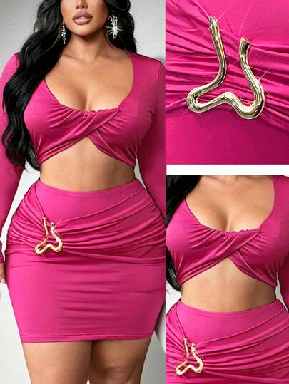 Almamuse Conjunto de 2 piezas de top corto de manga larga con cuello redondo y hombros caídos en unicolor con decoración de anillo de metal y mini falda para tallas grandes