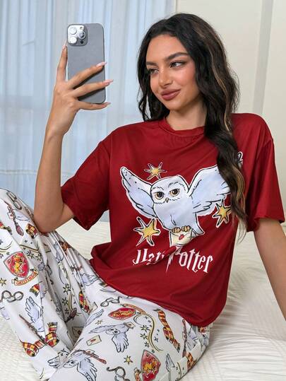 HARRY POTTER X SHEIN Dam Sommarpyjamasset med rund hals, kortärmad, löst mönster, vinröd Hedwig-t-shirt och vita byxor, bekvämt och avslappnat sommarset hemma
