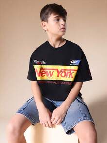 Camiseta masculina SUMWON com estampa gráfica "New York International Studios Racing Text Print", manga curta, gola redonda, modelagem regular, em algodão, estilo casual streetwear/férias. - Preto - Ver 1