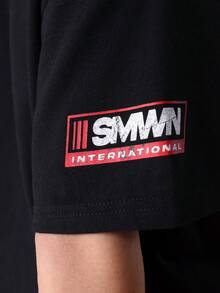 Camiseta masculina SUMWON com estampa gráfica "New York International Studios Racing Text Print", manga curta, gola redonda, modelagem regular, em algodão, estilo casual streetwear/férias. - Preto - Ver 7