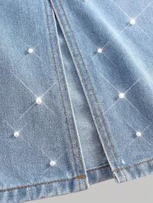 SHEIN Girlism 这款优雅的浅色水洗做旧白色牛仔长裙，饰有蝴蝶结和蓝色牛仔布，配有口袋插片、仿珍珠和毛边下摆，适合秋冬季节穿着，不含上衣，适合日常秋冬装扮、返校季、街头风、圣诞节、新年等场合，时尚百搭。