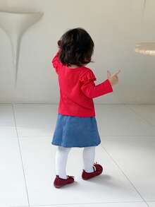 SHEIN Questo set da bambina a due pezzi presenta una maglietta rossa a maniche lunghe con collo tondo e una minigonna di jeans con ricamo di ciliegie, adatto per la primavera e l'autunno. È adatto per indossare a scuola, matrimoni, uso casual a casa e per partecipare a feste e eventi festivi. - Rosso - Visualizzare 2