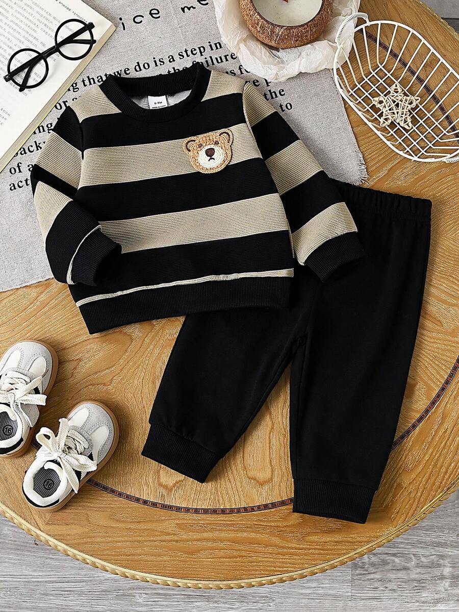 SHEIN 男宝宝春秋季撞色条纹圆领长袖上衣，饰有可爱小熊图案，搭配酒红色修身长裤，休闲套装，适合外出、居家、轻度运动和生日派对等场合。 - 黑色 - 查看 1