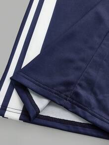 少女黑色紧身街头风长裤，弹力舒适面料，活动自如，简约百搭，适合上学、通勤、日常休闲穿着和冬季穿搭。