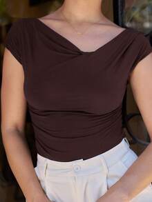 Andrea Bello Camiseta de mujer de manga corta con cuello asimétrico, unicolor, estilo preppy - Marrón Chocolate - Ver 3
