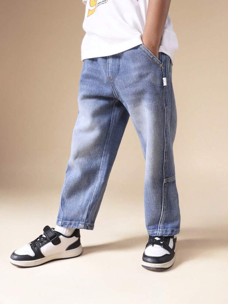 Jeans in denim con cuciture dettagliate