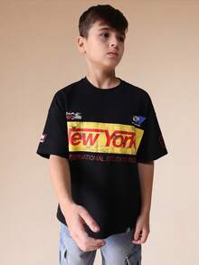 Camiseta masculina SUMWON com estampa gráfica "New York International Studios Racing Text Print", manga curta, gola redonda, modelagem regular, em algodão, estilo casual streetwear/férias. - Preto - Ver 4