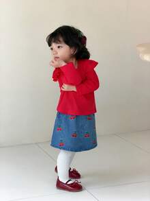 SHEIN Questo set da bambina a due pezzi presenta una maglietta rossa a maniche lunghe con collo tondo e una minigonna di jeans con ricamo di ciliegie, adatto per la primavera e l'autunno. È adatto per indossare a scuola, matrimoni, uso casual a casa e per partecipare a feste e eventi festivi. - Rosso - Visualizzare 7
