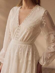 MOTF PREMIUM VESTIDO DE MUJER CON DOBLADILLO BORDADO CON FLORES Y ABERTURA - Blanco - Ver 3