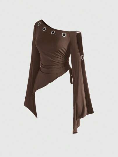 ROMWE Avant Camiseta casual de mujer con mangas de murciélago, hombro asimétrico, cintura ceñida, mangas acampanadas y ojales