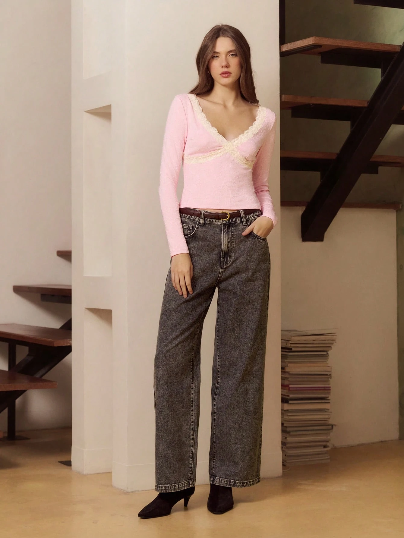 Rosa Spitzentop mit langen Ärmeln und weißem Spitzenbesatz am V-Ausschnitt – ein süßes, romantisches Frühlings-/Sommertop im angesagten Stil. Perfekt für Valentinstag und andere Anlässe.