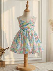 SHEIN 这款女婴吊带连衣裙，采用褶皱设计，通体数码印花，色彩缤纷的玫瑰图案，舒适甜美，可爱迷人，是度假的完美之选。 - 彩色 - 查看 3