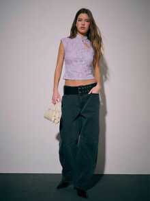 Nöista 这款秋季上衣以新款中式旗袍为灵感，呈现清新甜美的风格，修身剪裁更添优雅气质。立领设计，饰以纽扣，凸显其传统韵味。 - 紫丁香色 - 查看 3