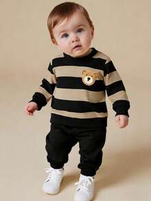 SHEIN 男宝宝春秋季撞色条纹圆领长袖上衣，饰有可爱小熊图案，搭配酒红色修身长裤，休闲套装，适合外出、居家、轻度运动和生日派对等场合。 - 黑色 - 查看 3