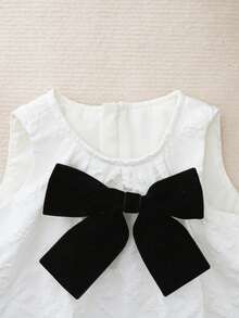 SHEIN Vestido de uma peça fofo para meninas bebê, com decote redondo e laço grande, apresentando elegância francesa e estilo de volta às aulas, perfeito para um visual de rua fashion. Conjunto combinando para mãe e filha. - Branco - Visão 3