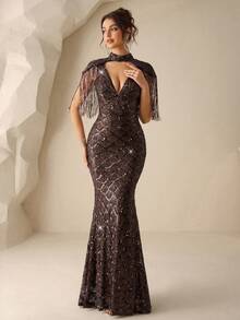 Coutiva 这款优雅性感的两件式晚礼服采用深V领设计，饰以贝壳亮片刺绣、流苏，并配有A字裙摆。适合舞会、生日派对、毕业典礼和鸡尾酒会等场合。 - 棕色 - 查看 3