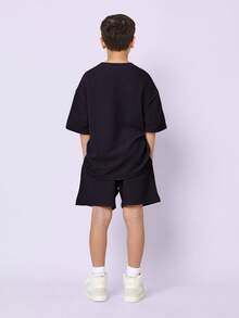 SUMWON Bộ đồ thể thao mùa hè năng động dành cho bé trai gồm áo thun cổ tròn và quần short, phối cùng sọc tương phản bên hông. - Màu tím - Xem 2