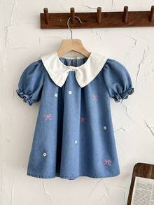 LMoss Kids 女婴蓝色牛仔宽松罩衫连衣裙，饰有花朵和蝴蝶结印花 - 淺色水洗藍 - 查看 3