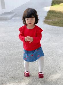 SHEIN Questo set da bambina a due pezzi presenta una maglietta rossa a maniche lunghe con collo tondo e una minigonna di jeans con ricamo di ciliegie, adatto per la primavera e l'autunno. È adatto per indossare a scuola, matrimoni, uso casual a casa e per partecipare a feste e eventi festivi. - Rosso - Visualizzare 6